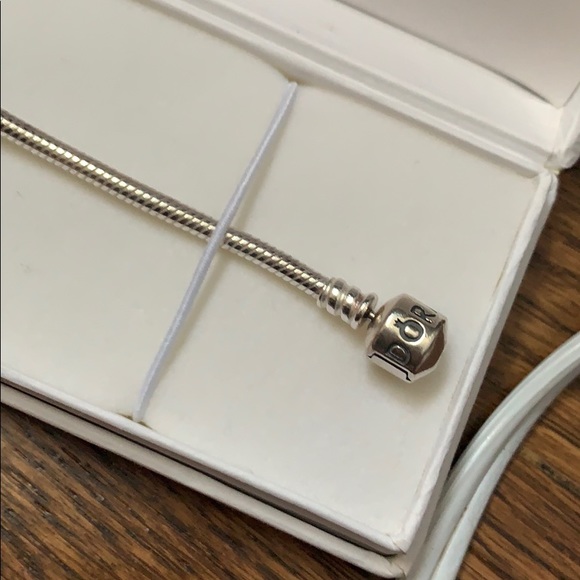 Pandora bracelet with crown charm - Picture 2 of 3